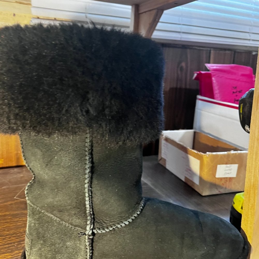 UGS BOOTS - Picture 5 of 6
